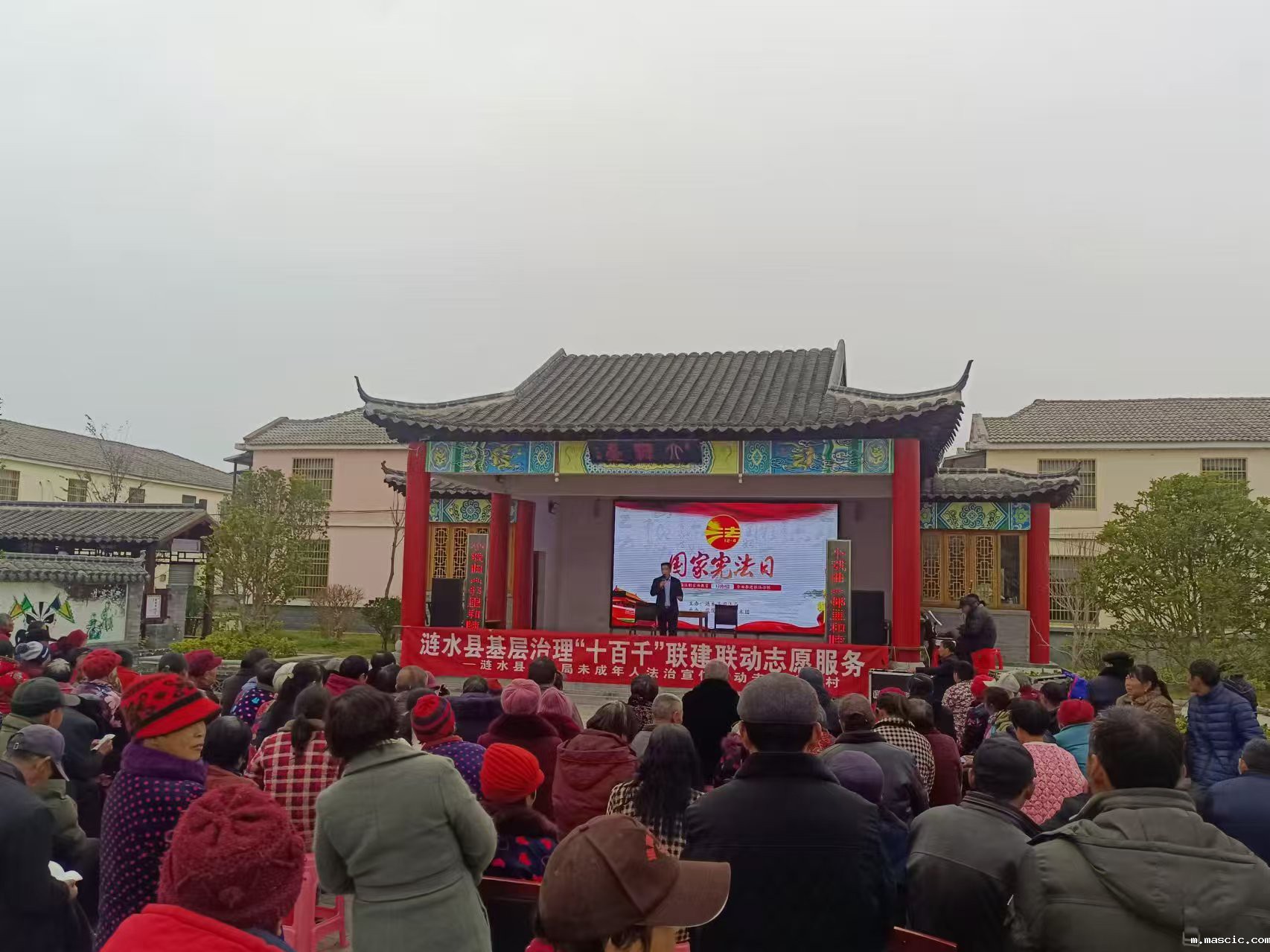 时间：2024年12月4日   地点：范荡村文化广场  内容：开展“国家宪法日”宣传活动.jpg